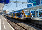 Der NS dreiteilige SNG 2327 (Sprinter Nieuwe Generatie), ein CAF Civity Triebzug steht am 29 April 2025 abfahrtbereit im Bahnhof Arnhem Centraal (Arnheim Hbf).

Die Sprinter Nieuwe Generatie (SNG) sind elektrische Triebwagen der NS - Nederlandse Spoorwegen N.V. (Niederl�ndische Eisenbahnen AG). Die elektrischen niederflurigen Triebz�ge werden vom spanischen/baskischen Unternehmen CAF (Construcciones y Auxiliar de Ferrocarriles) in Beasain (E) seit 2017 hergestellt. Sie geh�ren zur CAF Civity-Familie. Bei der NS sind dreiteilige Sprinter-Triebz�ge (Serie 2300/3000) und vierteilige Sprinter-Triebz�ge (Serie 2700) im Regionalverkehr im Einsatz. 

Im Jahre 2014 gaben die Nederlandse Spoorwegen beim spanischen Hersteller CAF die Lieferung von 118 Z�gen des Typs Civity in Auftrag. Die Bestellung umfasst eine Kapazit�t von 20.000 Sitzpl�tzen und soll f�r Sprinter-Z�ge im Regionalverkehr verwendet werden. Der erste Zug wurde auf dem Gel�nde von CAF in Beasain getestet. Im M�rz 2017 fanden weitere Probefahrten auf dem Eisenbahnversuchsring Velim in Tschechien statt. Hierbei legte der Zug bereits 40.000 Kilometer zur�ck. Anschlie�end wurde seine Best�ndigkeit bei winterlichen Verh�ltnissen in einer Klimakammer in Wien gepr�ft. Am 14. September 2017 wurde der erste Zug in die Niederlande �berf�hrt und im Folgemonat in der Werkstatt der Nederlandse Spoorwegen in Amsterdam-West offiziell vorgestellt. Die �brigen Fahrzeuge wurden im Laufe des Jahres 2018 per Schiff ins Hafengebiet von Rotterdam verfrachtet und daraufhin von Lastkraftwagen zur Werkstatt Zaanstraat in Amsterdam-West transportiert. Im August desselben Jahres erhielten die Z�ge ihre Zulassung f�r den Einsatz im Personenverkehr. Somit konnten die Nederlandse Spoorwegen Testfahrten zwischen Haarlem und Alkmaar, Amersfoort und Apeldoorn sowie Arnhem und Zwolle durchf�hren. Mit Beginn des neuen Jahresfahrplans vom 9. Dezember 2018 begann der offizielle Einsatz der Sprinter Nieuwe Generatie. Noch im selben Monat machten die Nederlandse Spoorwegen die Bestellung von 88 weiteren Z�gen bekannt. Der Sprinter Nieuwe Generatie der NS war der erste Gro�auftrag f�r Civity-Z�ge der CAF.

Allgemeiner Aufbau:
Die Z�ge bestehen aus drei oder vier Wagenteilen, die Endwagenteile ruhen jeweils auf einem normalen Trieb-Drehgestell und einem Jakobsdrehgestell als Laufdrehgestell, so ist die Achsfolge Bo’(2’)(2’)Bo’. So ruht das mittlere Wagenteil auf zwei Jakobsdrehgestellen. Bei den vierteiligen Z�gen kommen zwei Jakobsdrehgestelle hinzu und das mittlere Jakobsdrehgestell ist dann zudem als Triebdrehgestell ausgef�hrt, so ist die Achsfolge Bo’(2’)(Bo’)(2’)Bo’. Durch Jakobsdrehgestelle erhalten die Z�ge breite �berg�nge, wie sie auch bei U-Bahnen und Stra�enbahnen �blich sind. Dies sorgt f�r eine bessere Verteilung der Fahrg�ste im Zug und ein h�heres Sicherheitsgef�hl der Fahrg�ste durch die verbesserte �bersicht im Zug. Der Boden befindet sich auf gleicher H�he mit den Bahnsteig-Plattformen, wodurch der Zugang in den Zug erleichtert wird. Die T�ren sind mit ausziehbaren Stufen ausgestattet, sodass Rollstuhlfahrer ohne gro�en Kraftaufwand einsteigen k�nnen.

Die Z�ge werden mit ATB-EG, dem traditionellen Sicherungssystem des Hauptschienennetzes, und dem europ�ischen Sicherungssystem ETCS ausgestattet, sodass die Z�ge auch in Zukunft auf den niederl�ndischen Schienen verkehren k�nnen. Das elektrische System f�r diese Z�ge wird von der Mitsubishi Electric Corporation geliefert.

Interieur / Innemraum:
Die Z�ge sind mit rollstuhlgerechten Toiletten ausgestattet. Diese fehlten l�ngere Zeit im Sprinter Lighttrain, was zu �ffentlichen Protesten und einem Antrag im Repr�sentantenhaus f�hrte. Jeder Zug verf�gt au�erdem �ber spezielle Bereiche f�r Rollst�hle und Faltr�der. Die Z�ge sind mit Steckdosen und USB-Anschl�ssen f�r die erste und zweite Klasse ausgestattet. Durch den Einsatz von Sicherungen wird sichergestellt, dass die Fahrg�ste nicht zu viel Strom verbrauchen und der Zug weiterhin ordnungsgem�� funktioniert.

Au�enfarbwechsel:
Anfangs hatten die SNG-Z�ge, wie auch andere Triebz�ge, eine dunkelblaue Front. W�hrend diese F�rbung den europ�ischen Standards entsprach, machte die Kombination aus der dunklen Farbe und dem gro�en Fenster es schwierig, den Zug von Bahn�berg�ngen aus zu sehen. Der Mangel an Sichtbarkeit war die Hauptursache f�r eine Kollision zwischen einem Traktor und einem SNG an einem unbesicherten Bahn�bergang im Mai 2020, bei dem der Lokf�hrer get�tet wurde. Die NS beschloss, die Farbe der Fronten von Triebz�gen in Gelb zu �ndern, von denen der erste im Mai 2021 seinen Dienst aufnahm. Die NS musste so die 150 bereits gelieferten SNG-Triebz�ge neu lackieren, w�hrend die neuen Z�ge von CAF mit der „gelben“ Front geliefert wurden. Der �bergang zur neuen Farbe war bis August 2022 nahezu abgeschlossen. Eine �hnliche �nderung wurde 2023 an den FLIRT-Z�ge vorgenommen.

TECHNISCHE DATEN dreiteilige SNG, vierteilige SNG in Klammern:
Hersteller: Construcciones y Auxiliar de Ferrocarriles (CAF), Beasain (E)
Herstellertype: CAF Civity
Baujahre:  2017 bis 2023
Nummerierung: 2301-2368, 3001-3050 / (2701-2788)
Anzahl: 206, davon 118 dreiteilige und 88 vierteilige SNG
Spurweite: 1.435 mm (Normalspur)
Achsfolge: Bo′2′2′Bo′ / (Bo′2′Bo′2′Bo′)
L�nge �ber Kupplung: 59.560 mm / (75.760 mm)
Breite: 2.880 mm
H�he: 4.300 mm
Treib- und Laufraddurchmesser: 850 mm (neu) / 780 mm (abgenutzt)
Traktionssystem:	Mitsubishi Electric MAP-243-15VD288 (SiC- IGBT VVVF)
Traktionswechselrichter: 2� Mitsubishi MAP-243-15VD288
Fahrmotoren: 4 (bzw. 6) St�ck Ssynchron-Drehstrommotoren vom Typ Mitsubishi MB-5165-A mit einer Leistung von je 240 kW (bei Vierteiler 6 Motore)
Getriebe: CAF MIIRA AHHD-430-4.822-1 (Nennleistung 220 kW / 2.192 Nm)
�bersetzungsverh�ltnis: 1 : 4,822
Traktionsnennleistung: 1.600 kW / (2.400 kW)
H�chstgeschwindigkeit: 160 km/h, Planm��ig 140 km/h
Beschleunigung: 1,3 m/s�
Bremsverz�gerung: 1,1 m/s� 
Eigengewicht: 110 t / (138 t)
Fu�bodenh�he: 760 mm (Einstiegsbereich)
Anzahl der Doppelt�ren je Seite: 6 / (8) [Elektrische Schwenkschiebet�ren 1.300 mm breit]
Sitzpl�tze (gesamt): 148 / (200)
Sitzpl�tze in der 1. Klasse: 19 (38)
Sitzpl�tze in der 2. Klasse: 125 / (156)
Anzahl der Klappsitze: 4 / (6)
Fahrradpl�tze: 2 (f�r ein Fahrradland wie Holland recht wenig)
Stehpl�tze (4 Pers./m�): 148 / (161)
Stromsystem: 1.500 V DC (Gleichstrom)
Kupplung: Scharfenberg
