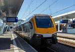 Zwei gekuppelte dreiteilige NS Stadler FLIRT³ (Triebzug 2222 und 2223) der Nederlandse Spoorwegen N.V. (Niederländische Eisenbahnen AG), stehen am 29 April 2025, als Sprinter via Nijmegen (Nimwegen) nach Wijchen, zur Abfahrt im Bahnhof Arnhem Centraal (Arnheim Hbf) bereit. 

Der NS FLIRT ist ein elektrischer Niederflurtriebzug der Niederländischen Eisenbahnen. Der interne Projektname bei NS war Flirt Fast Forward oder FFF, weshalb dieser Spitzname auch verwendet wird. Die Züge wurden vom Schweizer Zughersteller Stadler Rail gebaut und basieren auf der FLIRT3-Plattform des Unternehmens. Die Züge sollen vor allem den Mangel an Ausrüstung und das Wachstum der Fahrgastzahlen auf dem Hauptschienennetz kompensieren.

Der FLIRT (Abkürzung für Flinker Leichter Innovativer Regionaltriebzug) ist vom Stadler GTW abgeleitet, mit dem Hauptunterschied, dass sich die Antriebseinheiten beim FLIRT hinter den Führerständen befinden (statt in einem separaten Triebkopf). Dieser Zugtyp zeichnet sich durch Licht und Platz im Innenraum aus, der durch die Verwendung von Jakobsdrehgestellen in Kombination mit breiten, offenen Wagenkastenübergängen und einem niedrigen Boden entsteht. Der niedrige Boden in Kombination mit einer ausfahrbaren Trittstufe macht den Zug für Menschen mit körperlichen Einschränkungen leichter zugänglich. Das geringe Gewicht des Triebzuges in Kombination mit einem hohen Anfahrdrehmoment macht ihn ideal geeignet für Zugverkehre mit vielen Haltestellen und kurzen Haltezeiten. Die Züge werden daher von der NS als Sprinter eingesetzt.

Die Niederländische Eisenbahngesellschaft NS hat im April 2015 bei Stadler 58 drei- und vierteilige Niederflurtriebzüge des Typs FLIRT bestellt, es sich um 33 dreiteilige und 25 vierteilige Triebzüge. Die Züge werden durch NS Reizigers betrieben, verkehren auf regionalen Strecken und sind für eine Geschwindigkeit von 160 km/h ausgelegt. Der FLIRT der neusten Generation erfüllt die technischen Spezifikationen für Interoperabilität TSI, insbesondere die Standards für Crashanforderungen nach EN 15227. Die luftgefederten Züge überzeugen mit hohem Komfort: 158 bis 214 Fahrgäste (je nach Zuglänge) finden einen einladenden Sitzplatz in klimatisierten, farbenfrohen Innenräumen. Für die Unterbringung von Fahrrädern, Kinderwagen oder Rollstühlen ist gesorgt. Highlight: Der Roll-In der ersten Züge am 13. April 2016 in Maastricht – nur ein Jahr nach der Bestellung – unterstreicht die hohe Leistungsfähigkeit von Stadler.

Da die SNG - Sprinter Nieuwe Generatie, die CAF Civity Triebzüge erst 2018 in Betrieb gehen würden, aber bereits ab Januar 2017, aufgrund der Ausweitung des ÖPNV-Studentenausweises, die NS mit einem starken Anstieg der Fahrgastzahlen konfrontiert war, benötigte die NS schnell zusätzliche Triebzüge. So erteilte die NS gleichzeitig beim Schweizer Hersteller Stadler Rail eine Eilbestellung über 58 FLIRT-Züge, die ab 2016 ausgeliefert wurden. Der Vertrag für diesen Auftrag wurde am 23. April 2015 unterzeichnet.

Der Aluminiumaufbau der Triebzüge wurde im Stadler-Werk in Szolnok (Ungarn) gebaut und anschließend zur Fertigstellung in das polnische Stadler-Werk in Siedlce gebracht. Die ersten drei Züge wurden am 29. März 2016 für die erforderlichen Umwelt- und Transportinspektions- und Zulassungsfahrten in den Niederlanden nach Maastricht überführt. Die Auslieferung der insgesamt 58 bestellten FLIRTs an die NS wurde am 4. September 2017 abgeschlossen.

Technik:
Die FLIRT-Triebzüge bestehen aus drei oder vier Wagen, die an den Wagenübergängen auf Jakobsdrehgestellen montiert sind. Durch den Einsatz eines Jacobs-Drehgestells ist der Wagenkastenübergang kurz und breit, was für ein hohes Maß an Transparenz sorgt. Daher verfügen diese Züge über breite Wagenkastenübergänge und einen Niederflurbereich. Die Triebzüge haben eine Länge von 63,2 m als dreiteilige Einheit bzw. 80,7 m als vierteilige Einheit, eine Breite von 2,820 m und eine Höhe von 4,120 m. Die Wagenkästen sind kürzer als üblich. Niederflurbereich beträgt über 90 %, die Bodenhöhe im Niederflurbereich beträgt 780 mm. Die Züge haben je Längsseite 6 (dreiteilig) bzw. 8 (vierteilig) 1.300 mm breite Doppeltüren (2 Einstiegstüren pro Wagenkastenseite). Die Wagenkästen sind in Aluminium-Leichtbauweise gemäß den neuesten Standards in Bezug auf Kollisionssicherheit (EN 15227) und Festigkeit (EN 12663). Die Züge laufen auf luftgefederte Trieb- und Laufdrehgestelle, die Laufdrehgestelle sind als Jacobs-Drehgestelle ausgeführt. Durch die Vielfachsteuerung sind bis zu drei Fahrzeuge kuppelbar. Die Sets verfügen über ATB-EG und sind für die Installation von ERTMS vorbereitet. Die Züge haben eine Höchstgeschwindigkeit von 160 km/h.

Die dreiteiligen Zuggarnituren verfügen über 32 Sitzplätze der 1. Klasse und 114 Sitzplätze der 2. Klasse, zudem 12 Klappsitze. Die dreiteiligen Triebzüge tragen die Nummern 2201 – 2233. Die vierteiligen Züge verfügen über 32 Plätze der ersten Klasse und 170 Plätze der zweiten Klasse, zudem 12 Klappsitze. Die vierteiligen Triebzüge tragen die Nummern 2501 – 2525.

Interieur:
Im Inneren gibt es keine Quer-/Stirnwände oder Zwischentüren, lediglich die erste und zweite Klasse sind durch Glastüren und Zwischenwände getrennt. Reisende haben Zugang zu USB-Ladestationen zum Aufladen mobiler Geräte, Steckdosen und einem kostenlosen WLAN-Netzwerk. Darüber hinaus sind die Züge mit Niederflur, Schiebetritten und einer rollstuhlgerechten Toilette ausgestattet, um Menschen mit körperlicher Behinderung das Reisen zu erleichtern. Diese Toilette verfügt über eine klappbare Ablage zum Windelwechseln. Die Züge verfügen über Abteile erster und zweiter Klasse, einen Mehrzweckbereich mit Abstellraum für Fahrräder und Kinderwagen. Der Innenraum ist mit Werken vom niederländischen Maler Piet Mondrians gestaltet. Die Innenreinrichtung (Sitze) sind vom tschechischen Unternehmen BORCAD cz a.s. Wie bei der NS üblich, ist die Innenreinrichtung rot für die 1. Klasse und blau für die 2. Klasse. Die Führerstände sind unter anderem mit einer auf die Strecke gerichteten Kamera ausgestattet. 

Außenfarbwechsel:
Die Stadler FLIRT wurden alle mit einer Front in dunkelblau/weiß ausgeliefert. Während diese Färbung den europäischen Standards entsprach, machte die Kombination aus der dunklen Farbe und dem großen Fenster es schwierig, den Zug von Bahnübergängen aus zu sehen. Der Mangel an Sichtbarkeit war die Hauptursache für eine Kollision zwischen einem Traktor und einem SNG an einem unbesicherten Bahnübergang im Mai 2020, bei dem der Lokführer getötet wurde. Die NS beschloss, die Farbe der Fronten von Triebzügen in Gelb zu ändern, die ersten Änderungen wurden bei den SNG-Triebzügen vorgenommen, wo teils noch die Restlieferung CAF anstand. So war diese bei den SNG bis August 2022 nahezu abgeschlossen. So wurde 2023 eine ähnliche Änderung an den FLIRT-Züge vorgenommen. Im Februar 2023 wurde die Garnitur 2206 mit gelben Fronten in Betrieb genommen. Ab 2024 werden alle 3er-Sets mit einer gelben Front ausgestattet.

TECHNISCHE DATEN:
Gebaute Anzahl: 58 (davon 33 dreiteilige ET und 25 vierteilige ET)
Nummerierung: 2201-2233 (dreiteilige ET) / 2501-2525 (vierteilige ET)
Hersteller: Stadler Rail
Baujahre: 2016 und 2017
Spurweite: 	1.435 mm (Normalspur)
Achsfolge: Bo'2'2'Bo' (8 Achsen) / Bo'2'2'2'Bo' (10 Achsen)
Länge über Kupplung: 63.200 mm / 80.700 mm
Fahrzeugbreite: 2.820 mm
Fahrzeughöhe: 4.120 mm
Achsabstand im Triebdrehgestell: 2.500 mm
Achsabstand im Laufdrehgestell: 2.700 mm
Treibraddurchmesser: 920 mm (neu)
Laufraddurchmesser: 760 mm (neu)
Leergewicht: 
Höchstgeschwindigkeit: 160 km/h (Planmäßig 140 km/h)
Sitzplätze: 32 in 1. Klasse, 114 bzw. 170 der 2. Klasse, sowie 12 Klappsitze
Bodenhöhe: Niederflur 780 mm (90%), Hochflur 1.180 mm
Türbreite: 1.300 mm
Türen je Längsseite: 6 / 8
Leistung am Rad: 3.000 kW
Anfahrzugkraft: 200 kN
Anzahl der Traktionsmotoren: 4 
Übersetzung: 1 : 5,347
Stromsystem: 1,5 kV Gleichstrom
Kupplung: Scharfenberg
