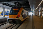 Der dreiteilige NS SNG 2351 (Sprinter Nieuwe Generatie), ein CAF Civity Triebzug, steht am 24 Juni 2025 in Utrecht Centraal auf Gleis 2 (Stumpfgleis), als Sprinter RE 28300 (Pendelzug), zur Abfahrt
