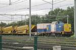 Am 27 April 2011 steht Volker Rail 203-5 mit ein Gleisbauzug in Nijmegen.