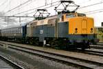 NS 1211 (heute als Botschaftlok ins Bahnpark Augsburg) steht mit ein Sonderzug in Hewngelo am ganz verregneten 1.Oktober 1999.