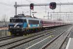 Mit ein privaten Nachtzug von Green City Trip am Haken treft am feuchtem 3.Februar 2022 TCS 102001 in Geldermalsen ein f�r ein Stopp von 3 Minuten.