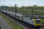 Ex-NS 186 120/2870 schlept ein EC-Benelux durch Lage Zwaluwe am 27 April 2026.
