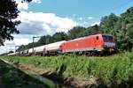 DB 189 032 mit Kontrastfach (Latz) passiert am 26 Augustus 2016 Tilburg Oude Warande.