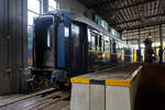 Der Speisewagen der Gattung WR, CIWL N° 4249 der «Blauwe Roemeen» (Blauer Rumäne), ex CIWLT 51 66 08-50 091-9 am 24 Juni 2025 im Het Spoorwegmuseum (bis 2005 NSM - Nederlands Spoorwegmuseum / Niederländischen Eisenbahnmuseum) in Utrecht im ehemaligen Bahnhof Maliebaan. Ein Eisenbahnmuseum das zum Verweilen einlädt.  

Der Wagen wurde 1943 von ASTRA Arad in Arad (Rumänien) gebaut und an die Compagnie Internationale des Wagons-Lits als Speisewagen CIWL N° 4249 geliefert. Er gehörte zu einer kleinen Serie von 8 Speisewagen mit Küche WR Serie 4242 – 4249. Für mich sehr erstaunlich das die CIWL auch während dem 2. Weltkrieg Wagen bauen ließ. Der WR (Wagon Restaurant) 4249 ist ein Beispiel für einen solchen Wagen. Wobei ASTRA-Arad (vom österreichischen Johann Weitzer 1891 als Tochtergesellschaft der Maschinen-, Waggonbau und Eisengießerei AG gegründet) bei der CIWL kein unbekannter Lieferant war. 

Diese Serie von 8 vierachsigen Speisewagen (C.I.W.L. 4242-4249) waren ursprünglich für den Einsatz auf rumänischen Eisenbahnstrecken vorgesehen. Die C.I.W.L. setzte die Wagen WR 4.242, 4.243 und 4.249 im September 1943 in Zügen der CFR ein. 

Nach dem Zweiten Weltkrieg wurden Ende 1948 die Speisewagen CIWL WR
4.245–4.249 von der CIWL-Gesellschaft bei den dänischen Eisenbahnen (DSB) eingesetzt. Hier waren die WR 4248 und 4249 bis 1954 in Betrieb und die WR 4245 bis 4247 bis 1963 in Betrieb. 1951 kamen auch die Speisewagen CIWL WR 4242 bis 4244 nach Dänemark und waren teilweise bis 1964 im Betrieb. So war im Zeitraum 1951–1954 die gesamte Serie von 8 von ASTRA-Arad gelieferten Speisewagen CIWL WR 4.242–4.249 auf den dänischen Eisenbahnstrecken im Einsatz.

Sie fuhren auf der Strecke Padborg (deutsch-dänische Grenze) – Odense – Nyborg (Großer Belt / Store Baelt) im Zug des „Nord Express“ der Paris mit Skandinavien auf der Strecke Paris Nord–Lüttich–Köln–Düsseldorf–Essen–Hamburg–Padborg–Odense–Nyborg–Kopenhagen (1.312 km) verband. Ein weiterer Einsatz war der Holland-Scandinavia Express.

Im Zeitraum 1973–1981 waren die Wagen der CIWL WR 4.242, 4.245, 4.246 und 4.247 bei den niederländischen Eisenbahnen (NS) im Einsatz, wo sie die Betriebsnummern 51 84 88-50 014-2 (CIWL WR 4242), 51 84 88-50 015-9 (CIWL WR 4245), 51 84 88-50 016-7 (CIWL WR 4246) und 51 84 88-50 017-5 (CIWL WR 4247) trugen. Sie waren Teil der internationalen Züge „Scandex“ (Hoek van Holland–Hannover) und „Nord-West-Express“. Teilweise waren sie auch in Zügen der Fähr- und Eisenbahnverbindung zwischen den Niederlanden und dem Vereinigten Königreich im Einsatz, aber auch im Northern Express, der Paris mit Sankt Petersburg verband. 

Heute sind noch 3 dieser 1943 von ASTRA Arad gebauten Speisewagen der Serie WR 4242 – 4249 vorhanden:
•	CIWL Nr. 4243 ist heute in der Schweiz bei Stiftung Museumsbahn SEHR&RS und als WR 51 85 08-30 120-8 CH-SEHR betriebsfähig.
•	CIWL Nr. 4247 ist seit 1998 im Dänischen Eisenbahnmuseum in Odense (Danmarks Jerbanemuseum, Odense). Übrigens ist der Geburtsort des Schriftstellers Hans Christian Andersen.
•	CIWL Nr. 4249 (ex CIWLT 51 66 08-50 091-9, heute 51 88 08-50 091-9) vermutlich seit den 1980er-Jahren im Niederländischen Eisenbahnmuseum (Het Nederlands Spoorweg Museum). Hier trägt er den Namen «Blauwe Roemeen» («Blauer Rumäne»). Das Museum betrieb im Wagen kurzzeitig auch ein eigenes Museumsrestaurant.

Die Wagen der CIWL-Reihe WR 4242–4249 waren identisch mit den Wagen der in Belgien von La Brugeoise et Nivelles (BN) 1939/40 gebauten CIWL-Reihe WR 4201–4218. Die Wagen hatten eine Länge über Puffer von 23.452 mm, einen Drehzapfenabstand von 16.000 mm, einen Achsanstand im Drehgestell von 2.500 mm, eine Fahrgestelllänge über die Plattformen von 22.200 mm, ein zulässiges Gesamtgewicht von 54,7 t, 46 Sitzplätze, eine Höchstgeschwindigkeit von 100 km/h (später nach Umbauten 140 km/h und später 160 km/h) und waren mit einer Westinghouse-Bremse kombiniert mit einer Handbremse ausgestattet. 

Da die Innenausstattung der WR 4242 bis 4249 während des Zweiten Weltkriegs gebaut wurde, sind diese etwas weniger prunkvoll als die Wagen der vorherigen Serie. Dennoch sind sie noch immer recht luxuriös.

TECHNISCHE DATEN:
Spurweite: 1.435 mm (Normalspur)
Anzahl der Achsen: 4 in zwei Drehgestellen
Länge über Puffer: 23.452 mm
Drehzapfenabstand: 16.000 mm
Achsabstand im Drehgestell: 2.500 mm
Eigengewicht: 54 t
Höchstgeschwindigkeit: 160 km/h (ursprünglich 140 km/h)
Sitzplätze: 46 
Besonderheit: eingebaute Küche
