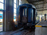 Der Speisewagen der Gattung WR, CIWL N� 4249 der �Blauwe Roemeen� (Blauer Rum�ne), ex CIWLT 51 66 08-50 091-9 am 29 April 2025 im Het Spoorwegmuseum (bis 2005 NSM - Nederlands Spoorwegmuseum / Niederl�ndischen Eisenbahnmuseum) in Utrecht im ehemaligen Bahnhof Maliebaan. Ein Eisenbahnmuseum das zum Verweilen einl�dt, leider fehlte uns dieses Mal die Zeit daf�r.  

Der Wagen wurde 1943 von ASTRA Arad in Arad (Rum�nien) gebaut und an die Compagnie Internationale des Wagons-Lits als Speisewagen CIWL N� 4249 geliefert. Er geh�rte zu einer kleinen Serie von 8 Speisewagen mit K�che WR Serie 4242 – 4249. F�r mich sehr erstaunlich das die CIWL auch w�hrend dem 2. Weltkrieg Wagen bauen lie�. Der WR (Wagon Restaurant) 4249 ist ein Beispiel f�r einen solchen Wagen. Wobei ASTRA-Arad (vom �sterreichischen Johann Weitzer 1891 als Tochtergesellschaft der Maschinen-, Waggonbau und Eisengie�erei AG gegr�ndet) bei der CIWL kein unbekannter Lieferant war. 

Diese Serie von 8 vierachsigen Speisewagen (C.I.W.L. 4242-4249) waren urspr�nglich f�r den Einsatz auf rum�nischen Eisenbahnstrecken vorgesehen. Die C.I.W.L. setzte die Wagen WR 4.242, 4.243 und 4.249 im September 1943 in Z�gen der CFR ein. 

Nach dem Zweiten Weltkrieg wurden Ende 1948 die Speisewagen CIWL WR
4.245–4.249 von der CIWL-Gesellschaft bei den d�nischen Eisenbahnen (DSB) eingesetzt. Hier waren die WR 4248 und 4249 bis 1954 in Betrieb und die WR 4245 bis 4247 bis 1963 in Betrieb. 1951 kamen auch die Speisewagen CIWL WR 4242 bis 4244 nach D�nemark und waren teilweise bis 1964 im Betrieb. So war im Zeitraum 1951–1954 die gesamte Serie von 8 von ASTRA-Arad gelieferten Speisewagen CIWL WR 4.242–4.249 auf den d�nischen Eisenbahnstrecken im Einsatz.

Sie fuhren auf der Strecke Padborg (deutsch-d�nische Grenze) – Odense – Nyborg (Gro�er Belt / Store Baelt) im Zug des „Nord Express“ der Paris mit Skandinavien auf der Strecke Paris Nord–L�ttich–K�ln–D�sseldorf–Essen–Hamburg–Padborg–Odense–Nyborg–Kopenhagen (1.312 km) verband. Ein weiterer Einsatz war der Holland-Scandinavia Express.

Im Zeitraum 1973–1981 waren die Wagen der CIWL WR 4.242, 4.245, 4.246 und 4.247 bei den niederl�ndischen Eisenbahnen (NS) im Einsatz, wo sie die Betriebsnummern 51 84 88-50 014-2 (CIWL WR 4242), 51 84 88-50 015-9 (CIWL WR 4245), 51 84 88-50 016-7 (CIWL WR 4246) und 51 84 88-50 017-5 (CIWL WR 4247) trugen. Sie waren Teil der internationalen Z�ge „Scandex“ (Hoek van Holland–Hannover) und „Nord-West-Express“. Teilweise waren sie auch in Z�gen der F�hr- und Eisenbahnverbindung zwischen den Niederlanden und dem Vereinigten K�nigreich im Einsatz, aber auch im Northern Express, der Paris mit Sankt Petersburg verband. 

Heute sind noch 3 dieser 1943 von ASTRA Arad gebauten Speisewagen der Serie WR 4242 – 4249 vorhanden:
•	CIWL Nr. 4243 ist heute in der Schweiz bei Stiftung Museumsbahn SEHR&RS und als WR 51 85 08-30 120-8 CH-SEHR betriebsf�hig.
•	CIWL Nr. 4247 ist seit 1998 im D�nischen Eisenbahnmuseum in Odense (Danmarks Jerbanemuseum, Odense). �brigens ist der Geburtsort des Schriftstellers Hans Christian Andersen.
•	CIWL Nr. 4249 (ex CIWLT 51 66 08-50 091-9, heute 51 88 08-50 091-9) vermutlich seit den 1980er-Jahren im Niederl�ndischen Eisenbahnmuseum (Het Nederlands Spoorweg Museum). Hier tr�gt er den Namen �Blauwe Roemeen� (�Blauer Rum�ne�). Das Museum betrieb im Wagen kurzzeitig auch ein eigenes Museumsrestaurant.

Die Wagen der CIWL-Reihe WR 4242–4249 waren identisch mit den Wagen der in Belgien von La Brugeoise et Nivelles (BN) 1939/40 gebauten CIWL-Reihe WR 4201–4218. Die Wagen hatten eine L�nge �ber Puffer von 23.452 mm, einen Drehzapfenabstand von 16.000 mm, einen Achsanstand im Drehgestell von 2.500 mm, eine Fahrgestelll�nge �ber die Plattformen von 22.200 mm, ein zul�ssiges Gesamtgewicht von 54,7 t, 46 Sitzpl�tze, eine H�chstgeschwindigkeit von 100 km/h (sp�ter nach Umbauten 140 km/h und sp�ter 160 km/h) und waren mit einer Westinghouse-Bremse kombiniert mit einer Handbremse ausgestattet. 

Da die Innenausstattung der WR 4242 bis 4249 w�hrend des Zweiten Weltkriegs gebaut wurde, sind diese etwas weniger prunkvoll als die Wagen der vorherigen Serie. Dennoch sind sie noch immer recht luxuri�s.

TECHNISCHE DATEN:
Spurweite: 1.435 mm (Normalspur)
Anzahl der Achsen: 4 in zwei Drehgestellen
L�nge �ber Puffer: 23.452 mm
Drehzapfenabstand: 16.000 mm
Achsabstand im Drehgestell: 2.500 mm
Eigengewicht: 54 t
H�chstgeschwindigkeit: 160 km/h (urspr�nglich 140 km/h)
Sitzpl�tze: 46 
Besonderheit: eingebaute K�che
