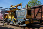 Die Kranlok/Kraansik NS 362K, eine Dieselelektrische-Rangierlokomotive mit hydraulischen Teleskopkran der NS-Serie 200/300 „Sik“ (Baureihe), am 29 April 2025 im Het Spoorwegmuseum (bis 2005 NSM - Nederlands Spoorwegmuseum / Niederl�ndischen Eisenbahnmuseum) in Utrecht im ehemaligen Bahnhof Maliebaan. 

Die diesel-elektrische Rangierlokomotive der NS-Serie 200 „Sik“ der 6. und letzten Bauserie wurde 1951 von Werkspoor NV in Amsterdam unter der Fabriknummer 899 gebaut und an die NS geliefert. 1974 wurde die Rangierlokomotive zur NS 362 K umgebaut und erhielt den HIAB hydraulischen Teleskopkran. Im Zuge einer Umverteilung (1997) nach der Privatisierung der NS wurde die Lokomotive 362 der Strukton-Gruppe zugeteilt. 2001 �bergab Strukton sie an NedTrain, die sie 2004 dem Eisenbahnmuseum als Leihgabe �berlie�.

Die Rangierlokomotiven NS-Serie 200/300 „Sik“:
Die NS-Lokomotiven der Baureihe 200 (auch Sik genannt) sind �berwiegend von Werkspoor gebaute Lokomotiven, die bei den Niederl�ndischen Eisenbahnen h�ufig zum Rangieren von G�terwagen und zum Ziehen kurzer G�terz�ge eingesetzt wurden. Diese Lokomotiven kamen auch auf verschiedenen privaten Bahnen zum Einsatz.

Diese Lokomotiven wurden zwischen 1934 und 1940 sowie zwischen 1949 und 1951 in 6 Bauserien gebaut und trugen urspr�nglich den Namen „Groote Sik“ (Gro�e Sik). Anfangs waren die Siks gr�n lackiert, ab den 1970er Jahren wurde daraus die gelbgraue NS-Lackierung. Ab 2008 wurden fast alle Lokomotiven au�er Dienst gestellt, da sie aufgrund fehlender Not-Aus-Systeme nach Arbeitsschutzstandards als unsicher eingestuft wurden. Einige Exemplare sind noch heute in Museen im Einsatz.

Technik:
Nach der erfolgreichen Einf�hrung der  Ursik  ( Oersik ) ging man daran, einen weiterentwickelten, leistungsst�rkeren Typ zu schaffen. W�hrend die Art der Bedienung von den seitlichen Trittbrettern aus gleich blieb, wurden technisch komplett neue Wege beschritten. Statt mit Benzin betrieben und mit mechanischer Kraft�bertragung setzte man auf Dieselelektrische Loks. Die Entwicklung lag komplett in niederl�ndischer Hand.

Aufgrund ihrer geringen Zugkraft und insbesondere der geringen Bremsleistung waren die ersten Lokomotiven nur langsam man�vrierf�hig. Das Ziehen oder Schieben von mehr als sechs beladenen G�terwagen wurde schnell problematisch. Die Lokomotiven hatten keine Druckluftbremsen. Die Bedienung der Lokomotiven war auch �ber die seitlichen Trittstufen m�glich. Der Antrieb erfolgte dieselelektrisch. Die Lokomotiven wurden mit einem Dreizylinder-Viertaktmotor vom Typ „Stork Ricardo“ ausgestattet. Dieser trieb einen Generator an, der die Elektromotoren speiste. Bemerkenswert an dieser Lokomotive war, dass kein spezielles K�hlmittel (Wasser mit Frostschutzmittel) verwendet wurde, sondern der Dieselkraftstoff selbst als K�hlmittel diente. Dies bot eine automatische Sicherheitsfunktion bei niedrigem K�hlmittelstand (kein K�hlmittel = kein Kraftstoff = Motor stoppt) und wurde daher nicht �berwacht.

Die Bremsen sind relativ einfach zu bedienen. Die Lokomotive verf�gt �ber eine Handbremse, eine Fallbremse und eine Fu�bremse. Fallbremse und Fu�bremse lassen sich leicht von au�en bedienen. Die Fu�bremse ist ein Pedalhebel, der die Bremsbel�ge gegen die R�der dr�ckt. Die Handbremse hat die gleiche Funktion, wird jedoch �ber eine Kurbel vom F�hrerstand aus bedient. Die Fallbremse ist ein vertikal drehbarer Hebel, der durch sein Gewicht die Bremskraft aufbringt und die Lokomotive beim Absteigen des Lokf�hrers am Boden h�lt. Dies erm�glicht auch eine pr�zisere Einstellung der Bremskraft. Die Bremsen werden in allen F�llen rein mechanisch bet�tigt.

Die  Sikjes  der Serie 200/300 waren nicht nur deutlich l�nger, sondern doppelt so schnell und nahezu doppelt so schwer wie ihre Vorg�ngerinnen. Im Laufe der Jahre wurden einige konstruktive �nderungen vorgenommen. Ab 1961 wurde der urspr�nglich eingebaute 4-Zylinder-Dieselmotor von Stork Ganz-Jendrassik GT4x150 wurde durch einen Dreizylindrigen Nachfolger aus gleichem Hause des Typs Stork Ricardo R 153 ersetzt. Der Motor leistete 85 PS.

Die Lokomotiven sind 7,22 Meter lang, 2,80 Meter breit und 3,50 Meter �ber den Schienen. Der Radstand betr�gt 3,20 Meter. Das Gesamtgewicht betr�gt 21 Tonnen, wobei die Vorderachse eine Achslast von 9,5 Tonnen und die Hinterachse eine Achslast von 11,5 Tonnen aufweist. Die Lokomotiven, die ab 1972 mit einem Kran ausgestattet wurden, wiegen 23 Tonnen.

Eine Lokomotive mit Heemaf-System ist mit einem GMT 82 Hauptgenerator mit 48 kW Leistung und zwei TM6-Fahrmotoren mit 28 kW Leistung ausgestattet. Eine Lokomotive mit einer Smit Slikkerveer-Installation ist mit einem Hauptgenerator des Typs G40/23, G42/20 oder G45/25 und zwei Fahrmotoren des Typs GT322/7 ausgestattet. Die Leistungsdaten sind gleich.

Die Fahrmotoren befinden sich �ber beiden Achsen. Sie arbeiten mit einer Spannung von 220 Volt und einer Stromst�rke von 150 Ampere bei einer Drehzahl von 2.500 Umdrehungen pro Minute. Die Fahrmotoren sind Stra�enbahnartig gelagert. Der Fahrmotor ruht einseitig auf einem Stahlgussrohr, das mit zwei Kegellagern auf der Achse gelagert ist. Das Motorgeh�use ist mit zwei Kappen auf dem Stahlgussrohr Gummigelagert verklemmt.

Das Motorwelle-Ritzel treibt formschl�ssig das fest auf der Radachse sitzende 
Zahnrad an. Das �bersetzungsverh�ltnis betr�gt so 15:96. Die Lokomotive ist f�r eine Geschwindigkeit von 60 Kilometern pro Stunde ausgelegt. Die Achsfolge der Lokomotive ist B. Die R�der haben einen Laufdurchmesser von 1.000 mm (neu). Die Lokomotive ist mit einem Kraftstofftank mit einem Fassungsverm�gen von 100 Litern ausgestattet.

Zur Kraansik umgebaute Lok:
Im Jahr 1972 wurde der (noch Gr�ne) Sik 360 versuchsweise mit einem 1,5 Tonnen schweren hydraulischen Teleskopkran von HIAB ausgestattet. Dadurch war es m�glich, unter anderem Weichenteile auf Bahnh�fen auszutauschen. Der „HIAB-Kran“ sitzt hinter dem F�hrerhaus am Heck, auf einer den Batteriekasten �berbauenden daf�r neuangefertigten Schwei�konstruktion (Rahmen). Der Batteriekasten musste f�r den Umbau erheblich verkleinert und der hintere Sandkasten versetzt werden. Auch der erforderliche Hydraulik�ltank fand nun neben sehr kleinen dem Batteriekasten Platz. 

Der Antrieb der Hydraulikpumpe f�r den Kran erfolgt �ber Keilriemen vom Dieselmotor. Der Kran l�sst sich auf maximal 6,5 Meter ausfahren und kann dann immer noch ein Gewicht von 1.500 kg heben. Der Test verlief erfolgreich und es wurde beschlossen, mehrere Lokomotiven mit einem Kran auszustatten, dies waren: 
1974: der 309, 355, 361 und der 362 (dieser)
1975: die 227, 242, 246, 248, 250, 265, 274, 276 und die 368.
1982: der 344.
1983: der 252 und der 284.

TECHNISCHE DATEN:
Hersteller: Werkspoor NV, Amsterdam (281-306 Zentrale Werkstatt Zwolle)
Elektroinstallation: Heemaf oder Smit
Gebaute Anzahl: 169 (NS 201-369)
Baujahre: 1934-1940, 1949-1951
Ausmusterung: 2008
Spurweite: 1.435 mm (Normalspur)
Achsfolge: Bo
L�nge �ber Puffer: 7.220 mm
Achsabstand: 3.200 mm
Treibraddurchmesser: 1.000 mm (neu)
Breite: 2.800 mm
H�he (ohne Kran): 3.500 mm
Eigengewicht: 21 t (als Kraansik 23 t)
Max. Achslast:11,5 (13 t)
Leistung: 62,5 kW (85 PS)
H�chstgeschwindigkeit: 60 km/h
Antrieb: 
Dieselmotor: 3-Zylinder-Viertakt-Dieselmotor (Dieselgek�hlt) vom Typ Stork Ricardo R 153 mit 85 PS (62,5 kW) Leistung bei 1.000 U/min, Motorhubraum 11,93 Liter (Bohrung � 150 x 225 mm Hub). Urspr�nglich 4-Zylinder-Dieselmotor von Stork Ganz-Jendrassik GT4x150. 
Generator: Smit G45/25 oder Heemaf GMT 82 mit 48 kW Leistung
Traktionsmotor (2 St�ck): Smit GT322/7 oder Heemaf TM 6 mit je 28 kW
�bersetzungsverh�ltnis: 15:96
Leistungs�bertragung: diesel-elektrische, je 1 E-Motor/Achsen
Anfahrzugkraft: 39,2 kN
Dauerzugkraft: 11,8 kN
Kleinster befahrbarer Gleisbogen: R 50 m
Kraftstofftank: 100 Litern

Quellen: Somda RailWiki.nl, Het Spoorwegmuseum, nmld.nl, Anschriften, Wikipedia (Niederlande), Rangierdiesel
Stand/�berarbeitung: September 2025
