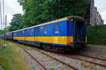 Der Gepäckwagen mit Fahrradanteil NL-NS 50 84 92-37 007-9 der Gattung Df, ex Personenwagen 3. Klasse mit Küche und Gepäckabteil CKD 6910, ein Wagen vom Typ Plan E, am 24. Juni 2025 im Het Spoorwegmuseum (bis 2005 NSM - Nederlands Spoorwegmuseum / Niederländischen Eisenbahnmuseum) in Utrecht im ehemaligen Bahnhof Maliebaan.

Der Wagen wurde 1955 von Beijnes (Koninklijke Fabriek van Rijtuigen en Spoorwagens J.J. Beijnes) in Haarlem gebaut und als CKD 6910 an die NS - Nederlandse Spoorwegen (Niederländische Eisenbahnen) geliefert. 1956 wurden alle NS-Wagen umklassifiziert; aus der 2. Klasse wurde die 1. Klasse und aus der 3. Klasse die 2. Klasse, so wurde er zum BKD 6910. Im Jahr 1962 wurde er zum Speisewagen RDz 6960 umgebaut, die vier Abteile wurden durch einen Speiseraum ersetzt, auch die Küche wurde vergrößert. Äußerlich waren die Wagen durch den Schriftzug „RESTAURATIE“ (Restaurierung) erkennbar. Der Gepäckraum blieb, er war 7,8 Meter lang und hat eine Tragfähigkeit von 1,5 t. Am Ende des Wagens befand sich außerdem ein Abteil für den Schaffner. Ab 1969 wurde der Wagen zum RD 50 84 87-37 212-2 nummeriert. 1987 wurde der Wagen dann zum Gepäckwagen mit Fahrradanteil NL-NS 50 84 92-37 007-9 der Gattung Df in Haarlem umgebaut.

Aufgrund des starken Fahrradverkehrs zwischen dem Süden und der Küste im Sommer setzten die Niederländischen Eisenbahnen (NS) im Mai 1983 vier umgebaute Plan-L-Postwagen für den Fahrradtransport ein. Die ICR-BKD-Wagen reichten nicht aus, um alle Fahrräder zu transportieren. Im Frühjahr 1987 wurden vier ausgemusterte RD-Plan-E-Wagen als Fahrradwagen eingesetzt. Sie wurden in der Haarlemer Werkstatt zu Fahrradwagen umgebaut. 

Nach seiner Außerdienststellung im September 2004 als Df 92-37 007 wurde der Wagen in Maastricht eingelagert und im Mai 2005 ging der Wagen ins Eisenbahnmuseum. 

Der NS CKD 6910 gehört zur Baureihe Plan E, die 1955 in Betrieb genommen wurde. Er ersetzte die letzten Holzwagen, die in den 1950er Jahren ausgemustert wurden. Die Wagen wurden nur im Inlandsverkehr eingesetzt. Die Buchstaben CKD stehen für 3. Klasse (C) mit Küche (K) und Gepäckabteil (D). Die Züge waren blau (Berliner Blau) mit sandgelben Streifen lackiert. 1956 wurden alle NS-Wagen umklassifiziert; aus der 2. Klasse wurde die 1. Klasse und aus der 3. Klasse die 2. Klasse. Der Plan E war für sein schlechtes Fahrverhalten bekannt. Die meisten Wagen wurden 1988 ausgemustert. Einige Wagen des Plan E blieben im Einsatz und wurden umfunktioniert, unter anderem für den Fahrradtransport. Diese Wagen erhielten die Typennummer Df, wobei das „f“ für „Bicycle“ steht.

TECHNISCHE DATEN:
Typ: Plan E
Spurweite: 1.435 mm (Normalspur)
Achsfolge: 2'2'
Länge über Puffer: 23.050 mm
Drehzapfenabstand: 16.400 mm
Achsabstand im Drehgestell: 2.750 mm
Leergewicht: 46 t
Höchstgeschwindigkeit: 140 km/h

Plan E (Baureihe) ist eine Serie von 196 Stahlwagen für Fernzüge, die die Niederländische Eisenbahn (NS) 1954 bei Werkspoor und Beijnes bestellte, um Holzwagen im Inlandsverkehr zu ersetzen.

Diese Serie bestand aus:
46 Wagen zweiter Klasse: B 6501–6546
114 Wagen dritter Klasse: C 6601–6714
26 Wagen dritter Klasse mit Bordküche und Gepäckabteil: CKD 6901–6926
10 Postwagen: P 7921–7930
