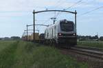 RFO 2019 303 zieht am 5 Juni 2024 ein Containerzug durch Hulten und wirds vom offenbarer Weg fotografiert.