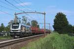 RFOs Neue 2019 302 zieht der Touax-Kohlezug durch Hulten am 5 Juni 2024 und wird bei der bekannter Bahn�bergang gerne fotografiert.
