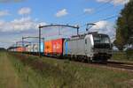 Am 21 Augustus 2025 passiert der nagelneue und kahler RFO 193 901 mit ein Containerzug der Fotograf bei der Bahnübergang in Hulten.