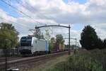 Am 21 Augustus 2025 passiert der nagelneue und kahler RFO 193 905 mit ein Containerzug der Fotograf bei der Bahnübergang in Hulten.