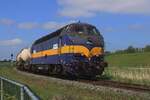 RXP 6703 schleppt bei Moerdijk ein Kalkzug nach Lage Zwaluwe und wird am 25 April 2025 vom offenbarer Weg fotografiert.