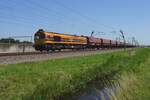 RRF 653-01 zieht ein aus Rumänische Kohlewagen bestehender Ganzzug durch valburg am 7 Juli 2023.