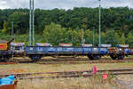Zweiachsiger Flachwagen (Niederbordwagen) für Schotter und Sand, 43 84 3228 161-6 NL-RP, der NS Gattung Klmos 702, der Vermietungsfirma Railpro (voestalpine Railpro BV), am 24 August 2025 abgestellt im Zugverband in Betzdorf/Sieg.

Dieser Wagen ist geeignet für den Transport von Schotter, Sand oder anderen Schüttgütern. Der Wagen hat einen Stahlboden und feste Seitenwände, was ihn zu einem sehr robusten Wagen macht. Die Kopfteile können heruntergelassen werden, was es ermöglicht mit einem Bagger oder Kran über den Wagen bzw. Wagenzug zu fahren. Der KLMOS-Wagen hat eine maximale Ladekapazität von 25,4 Tonnen. Die Wagen wurden ursprünglich für die Niederländischen Eisenbahnen gebaut, sie haben eine Bilaterale Zulassung für Deutschland, Österreich, Belgien, Dänemark, Schweiz, Frankreich, Luxemburg, Niederlande und Italien.

TECHNISCHE DATEN des Wagens:
Spurweite: 1.435 mm (Normalspur)
Achsanzahl: 2
Länge über Puffer: 11.740 mm
Achsabstand: 8.000 mm
Länge der Ladeflächen: 10.300 mm
Breite der Ladefläche: 2.830 mm
Höhe Seitenwand: 650 mm
Ladefläche und -volumen: 29,3 m² / 19,3 m³
Eigengewicht: 12.010 kg
max. Zuladung: 25.400 kg (ab Streckenklasse C)
Bremse: O-GP (LL)
Bremssohle: IB 116
