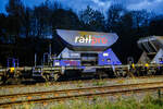 Zweiachsiger offener Schüttgutwagen mit dosierbarer Schwerkraftentladung (Schotterwagen) 23 84 6437 160-5 NL-RP, der Gattung Fccpps, der voestalpine Track Solutions Netherlands B.V. (ex voestalpine Railpro B.V.) abgestellt am frühen Abend des 26 Oktober 2025 bei der Baustelle im Bahnhof Herdorf.

Diese Wagen wurden ab 1961 von Talbot in Aachen für die NS als Fcs oder als Tds gebaut. Ab 1982 wurden die Wagen von den Firmen Jansen und WBA (NL) zu Fccpps umgebaut. Die Firma  Railpro  mietete diese Wagen ab 1995 an bzw. kaufte sie 2002 von der NS und ließ sie aufarbeiten, dabei erhielten sie einen blauen Neuanstrich und den Schriftzug „railpro“. Seit 2002 gehört Railpro zur der österreichischen Voestalpine Gruppe, aktuell firmiert sie als voestalpine Track Solutions Netherlands B.V.

Bei den Gleisbaufirmen sind diese Wagen äußerst beliebt, da sie sich der Schotter beim Einschottern sehr gut dosieren lässt. Außerdem ist der Auslauf (von der Gleismitte bis neben das Gleis) sehr gut verstellbar, daher lässt sich der Schotter auch sehr gut verteilen. 

Der Fccpps ist ein benutzerfreundlicher, Rutschenwagen, der für die Versorgung aller Arten von grobem Ballastmaterial geeignet ist. Er kann Schotter (Ballast) außerhalb und innerhalb der Schiene entladen, ohne die Schienen zu beschädigen. Mittels des Trichters kann sowohl innerhalb als auch außerhalb
der Gleise entladen werden. Die Trichter ermöglichen eine dosierbare Entladung. Bei minimalem Kraftaufwand, kann der Bediener dank eines Handhebels, der sich mühelos öffnen und schließen lässt, eine Menge von 28,2 Tonnen Schotter kontrolliert in der Schiene freisetzen. Die maximale Transportdichte über Puffer beträgt 2,93 Tonnen pro Meter. Auf der Arbeitsplattform, welche ca. 2 Meter von den Rutschen entfernt ist, können zwei Bediener gleichzeitig den Ballast auf beiden Seiten der Strecke entladen. Sämtliche Fccpps-Waggons von voestalpine Railpro sind mit einer Schalldämpfung (gummiert) in der Auslaufrinne ausgestattet, um die Umgebung aber vor allem, die Bediener und Gleisbauer vor Lärm zu schützen.

TECHNISCHE DATEN:
Hersteller: Waggonfabrik Talbot in Aachen 
Baujahr: ab 1961 / Umbau ab 1982
Spurweite: 1.435 mm (Normalspur)
Anzahl der Achsen: 2
Länge über Puffer: 9.640 mm
Achsabstand: 6.000 mm
Eigengewicht: 10.400 kg
Ladevolumen: 22 m³
Max. Ladegewicht: 28.200 kg (ab Streckenklasse C)
Höchstgeschwindigkeit: 100 km/h (beladen) 120 km/h (leer)
Bauart der Bremse: O-GP (LL)
Bremssohle: IB 116
Handbremse: keine
Intern. Verwendungsfähigkeit: RIV