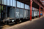 Der zweiachsige offene Güterwagen mit Bremserhaus (Kohlewagen) NS 59221 der Gattung GTMK, später Dienstwagen NS 161190, am 29 April 2025 im Het Spoorwegmuseum (bis 2005 NSM - Nederlands Spoorwegmuseum / Niederländischen Eisenbahnmuseum) in Utrecht im Bahnhof Maliebaan.

Der Wagen wurde 1929 Westwaggon (Vereinigte Westdeutsche Waggonfabriken) in Köln gebaut und an die Niederländischen Eisenbahnen (NS) geliefert. 

Zahlreiche 20 t-Holzwaggons des Typs GTM wurden, zwischen 1912 und 1930 gebaut, hauptsächlich für den Transport von Kohle aus den Limburger Bergwerken zu Kunden in den Niederlanden und im Ausland. Der Wagen 59221 gehörte zur Unterserie 58501–59360, von denen die Wagen 58861–59360 von Westwaggon in Köln gebaut wurden. Jahrzehntelang prägten lange Kohlezüge mit diesen Holzwaggons die Eisenbahnstrecken von Süden nach Westen und Norden. Ab 1938 kamen dann die Stahlwaggons auf und verdrängten die Holzwagen immer mehr. 

Mit diesen und anderen Waggons dieses Typs wurden Millionen Tonnen Kohle von den Kohlegruben in Südlimburg zu Kunden in den übrigen Niederlanden und ins Ausland transportiert. Als Kohle als heimischer Brennstoff verschwand, ging auch die Verwendung dieser Güterwagen zurück. In den 1960er Jahren verschrottete die NS alle Holz-Waggons bis auf einen, den 59221 GTMK. Dies war zugleich einer der letzten Waggons, die das Werk verließen. 

Neben den seitlichen Doppel-Türen (eine pro Längsseite) besitzt der Wagen an einem Wagenende ein Stirnklappe. Der Wagen kann nämlich seinen Inhalt der Länge nach auskippen, für beispielsweise zum Entladen auf Schiffe oder einen Bunker. 

Der Wagen 59221 wurde später zu einem Dienstwagen mit der Nummer NS 161190 für den internen Gebrauch degradiert und blieb so erhalten. 1990 wurde er von der Firma Jansen in Bergen op Zoom überholt und bekam eine neue Beholzung. Anfang 2016 begann eine Überholung der Holzkonstruktion. Dabei wurden die Planken ordnungsgemäß befestigt, der Wagen neu lackiert und die korrekte historische Beschriftung angebracht.

Bedeutung der Gattung (GTMK):
G = offener Wagen
T = tipbaar / kippbar
M = Tragfähigkeit ab 20 Tonnen
K = Kunze-Knorr-Güterzugbremsen (Kk-Bremse) ausgestattet

TECHNISCHE DATEN:
Hersteller: Westwaggon, Köln
Baujahr: 1929
Gebaute Anzahl: über 1000
Spurweite: 1.435 mm (Normalspur)
Anzahl der Achsen: 2
Länge über Puffer: 9.720 mm
Achsabstand: 4.500 mm 
Ladeflächen (Bodenfläche): 21,3 m²
Leergewicht: 10.600 kg
Max. Zuladung: 20.000 kg
Höchstgeschwindigkeit: 80 km/h 
