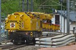 Der 150 t Kirow Gleis- und Weichenbaukran KRC 1200 der Firma Swietelsky bei Gleisbauarbeiten im Bahnhof Kautenbach.