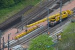 Der 150 t Kirow Gleis- und Weichenbaukran KRC 1200, 99 81 9119 004-, der Firma Swietelsky bei Gleisbauarbeiten im Bahnhof Kautenbach.