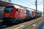 Die „Hercules“ 2016 911 „Doris“ (92 81 2016 911-7 A-STH / PZB: 951.522) der Stern & Hafferl Verkehrsgesellschaft m.b.H. (Gmunden) ist am 03. April 2025 von Ebensee �ber die Salzkammergutbahn kommend im Bahnhof Attnang-Puchheim angekommen. Am Haken hatte sie nur einen Wagen, es war der vierachsigen Drehgestell-Gro�raum-Schiebewandwagen 31 81 2882 135-8 A-RCW, der Gattung Habbiillns der Rail Cargo Austria (zur �BB).

Die Siemens ER20 wurde 2009 von Siemens in M�nchen-Allach unter der Fabriknummer 21596 gebaut. Sie hat die Zulassungen f�r �sterreich, Deutschland. „Hercules“ ist ein Markenname der �BB f�r die Dieselelektrische Universallokomotive vom Typ Siemens ER20.

Ein Novum nach so langer Zeit war die Verwendung eines dieselelektrischen Antriebs f�r die 2.000 kW starke Streckendiesellok. Der eingebaute MTU Motor treibt dabei einen Drehstromgenerator an, der vier, insgesamt rund 1.600 kW starke Drehstrommotoren mit dem elektrischen Traktionsstrom versorgt. Besonders auf den dieselbetriebenen Steilstrecken k�nnen die Fahrzeuge beweisen, was in ihnen steckt.

Die Konstruktion der Reihe 2016 entspricht im Wesentlichen dem der ER20. Unterschiede gibt es nur bei einigen Ausstattungen, die speziell von der �BB gefordert wurden. Ein 2.000 Kilowatt leistender Dieselmotor mit angeflanschtem Drehstrom-Synchrongenerator erzeugt dabei den Strom f�r die vier Fahrmotoren (Einzelachsantrieb).

TECHNISCHE DATEN:
Hersteller: Siemens
Achsformel: Bo’Bo’
Spurweite: 1.435 mm (Normalspur)
L�nge �ber Puffer: 19.280 mm
Breite:  2.870 mm
Drehzapfenabstand: 10.360 mm
Achsabstand im Drehgestell:  2.700 mm
Raddurchmesser: 1.100 mm (neu) /1.020 mm (abgenutzt)
Kleinster bef. Halbmesser: 100 m
Dienstgewicht:  80 t
H�chstgeschwindigkeit: 140 km/h
Dieselmotorart: wassergek�hlter Viertakt-90�-V16-Zylinder-Dieselmotor mit Common-Rail-Einspritzung, Abgasturbolader und Ladeluftk�hlung. Im Leerlauf werden zur Verbesserung der Abgaswerte 8 von 16 Zylindern abgeschaltet.
Motortyp:  MTU 16 V 4000 R41 (der MTU Friedrichshafen)
Motorhubraum: 76.265 cm� (Bohrung � 170 mm � 210 mm Hub = 170 mm)
Motorgewicht (trocken): ca. 9050 kg
Nenndrehzahl: 600 bis 1.800 U/min
Installierte Leistung:  2.000 kW (2.719 PS) an der Kurbelwelle.
Anfahrzugkraft: 250 kN
Leistungs�bertragung: dieselelektrisch (Drehstrom Generator - GTO Stromrichter und 4 Drehstrom Fahrmotore mit Ritzel-Hohlwellenantrieb)
Traktionsleistung (am Rad): 1.750 kW ohne ZS / 1.600 kW mit ZS
Tankinhalt: � 2.800 l
Dynamisches Bremssystem Elektrodynamische Nutz- und Widerstandsbremse (R�ckspeisung indie Zugsammelschiene bzw. f�r die Hilfsbetriebe je nach M�glichkeit)
H�chstleistung der dynamischen Bremse: 1.000 kN
Max. Bremskraft der dynamischen Bremse: 100 kN
