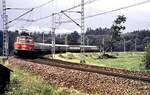 ÖBB 1042.607 am Chiemsee mit D-Zug (viele Kurswagen?) am 20.06.1981.