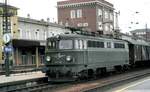 ÖBB 1042.43 mit Güterzug Stückgut Schnellverkehr in Wels am 07.10.1981.