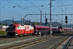 ÖBB Lok 1116 232 zieht ihren Railjetzug aus der Abstellung in den Bahnhof von Salzburg.