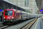�BB Lok mit einem langen Nightjet Zug, f�hrt in den Hauptbahnhof von Wien ein, Der Zug f�hrt von Wien nach Hamburg und Amsterdam und besteht aus Zwei Zugteilen mit jeweils 6 Wagen und einem Steuerwagen. 09.05.2026