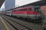 ÖBB 1142 601 steht am Nachmittag von 30 Dezember 2016 mit ein CityShuttle nach Salzburg in Linz Hbf.