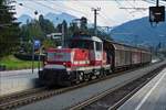 E-Verschublok 1163 011 mit einem kurzen Güterzug durchfährt den Bahnhof von Kitzbühl.