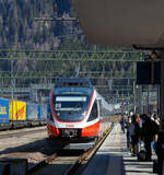Der vierteilige Elektrotriebzug ÖBB 4024 074-8 (A-ÖBB BDET 94 81 4024 074-8) als S 3 Innsbruck – Brenner der S-Bahn Tirol erreicht am 28 März 2022 den Bahnhof Brenner /Brennero. Hier ist der Triebzug bereits in Italien (Südtirol), die Bahninfrastruktur gehört hier aber noch gerade zur ÖBB. Lediglich kleinere Teile im nördlichen Bereich des Bahnhofs gehören zum österreichischen Staatsgebiet (zur Tiroler Gemeinde Gries). So ist ganz hinten am Ende von dem Bahnsteig die Staatsgrenze. 			
