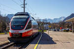 Der vierteilige elektrische TALENT ÖBB 4024 044-1 verlässt nun, als REX 70 nach Stainach-Irdning, am 03 April 2025 den Bahnhof Bad Ischl.