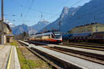 Der vierteilige elektrische TALENT ÖBB 4024 044-1 erreicht, als REX 70 nach Stainach-Irdning, am 03 April 2025 den Bahnhof Ebensee am Traunsee. Wir fahren bis Bad Ischl mit.