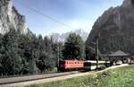ÖBB 1010.006-3 und 4030.222-1 im Bahnhof Gesäuse Eingang am 23.08.1987.