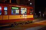 Detailbild:
Der ET 51 „Berchtesgaden“ (Baujahr 1992) der SLB - Salzburger Lokalbahn hat am späten Abend des 12.09.2022 (21 Uhr) den Lokalbahnhof Salzburg verlassen  und fährt als S1 nach Lamprechtshausen, hier überquert er gerade die Fanny-von-Lehnert-Straße (Bü).
