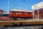 Der zweiachsige historische Normalspur 3 Klasse Elektrotriebwagen ET 24.101, ex ET 24.001, der Lokalbahn Lambach – Vorchdorf-Eggenberg (der Stern & Hafferl Verkehrsgesellschaft m.b.H.) steht am