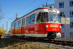 Alleine am ehemaligen Anschlussgleis zur Brauerei in Vorchdorf-Eggenberg am 04 April 2025 abgestellt, der vierachsige Steuerwagen 22.236 B4 ES (94 81 4942 001-0), ex KFBE 2290, der Stern & Hafferl