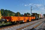 Flachgüterwagen der Reihe KS, (A-SWie 3312 015-9) beladen mit alten Schrauben und Schienenbefestigungen ist im Gleisbauzug bei Enscherange eingereiht.