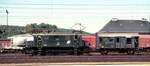 ÖBB 1080.11 Rangierfahrt mit Güterzugbegleitwagen, hier für das Rangierpersonal in Attnang-Puchheim am 15.10.1981.