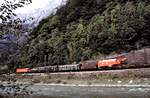 ÖBB 1044 mit Bauzug und Teleskop-Kranwagen bei Bischofshofen neben der Salzach am 03.10.1981.