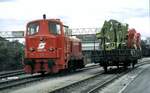ÖBB 2067.76 und Niederbordwagen mit Stoll Landmaschinen beladen in Wels am 07.10.1981.