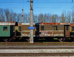 Leider mit einem Mast davor, ein ehemaliger Deutsche Reichsbahn zweiachsiger G�terzugpackwagen der Gattung Pwgs-41, hier letzten �BB-Betriebszustand als 40 81 9471 298-5, heute Teil der Sammlung der �GEG - �sterreichische Gesellschaft f�r Eisenbahngeschichte GmbH ist am 03. April 2025 beim Bahnhof Timelkam abgestellt und wartet auf eine Aufarbeitung.

Der Wagen wurde 1942 von Westwaggon (Vereinigte Westdeutsche Waggonfabriken) in K�ln-Deutz gebaut und an die Deutsche Reichsbahn geliefert, nach dem Krieg verblieb in �sterreich und ging so sp�ter an die �BB �ber.
Lebenslauf und Nummerierungen von dem Wagen waren:
Ab 1942 Deutsche Reichsbahn DRG 124 246 N�rnberg 
1954 – 1957 �sterreichischen Bundesbahnen �BB 77 004, Pwgs-41
1957 – 19xx �BB 65 331 Pwi
Sp�ter �BB 50 81 93-65 331-0 Di
Sp�ter �BB 40 81 9471 298-5
Sp�ter bis 2016 �CD - Dieselnostalgie GmbH, Etsdorf (A)
Seit 2016 bei der �sterreichische Gesellschaft f�r Eisenbahngeschichte (�GEG)

Geschichte:
In den Jahren 1935 bis 1942 beschaffte die Deutsche Reichsbahn eine Serie von G�terzugpackwagen, die optisch den vorher gebauten Personenzug-Gep�ckwagen (Pwi-28 bis 31a) �hnelten.

Ab Mitte der 1930er Jahre wurde der Plan, die G�terz�ge k�nftig schneller verkehren zu lassen, durch die Deutsche Reichsbahn umgesetzt. Die H�chstgeschwindigkeit f�r G�terz�ge lag bislang bei 65 km/h. Neben der Beschaffung schneller laufender G�terzuglokomotiven im Rahmen des Einheitslok-Programms geh�rte dazu auch die Beschaffung von G�terzuggep�ckwagen, die f�r eine H�chstgeschwindigkeit von mindestens 80 km/h ausgelegt waren. Zun�chst wurden hierzu von der Fa. Westwaggon zwei Versuchswagen Pwgs-35 (124 071, geliefert 1936) und Pwgs-35a (124 072, geliefert 1938) geliefert. Die beiden Wagen erhielten noch einen von den sp�teren Serien abweichenden Wagenkasten, dessen Einstiegsende schr�g zulief, �hnlich der Pwi-23 und 27. Zudem besa�en beide Wagen Holzaufbauten, der Pwgs-35 hatte diese au�en mit Blech verkleidet, die Laderaumschiebet�ren liefen wie bei den sp�teren Wagen innen. Der Pwgs-35a dagegen hatte, wie auch andere gedeckte G�terwagen, Bretterw�nde mit au�enliegenden Kastenst�tzen und au�en auf Laufschienen verschiebbaren Schiebet�ren. Beide hatten auch eine erh�hte Dachkanzel, die ebenfalls von den sp�teren Ausf�hrungen abwich.

Im Jahr 1938 wurde dann eine erste Serienbeschaffung von 35 Wagen in die Wege geleitet, welche 1939 ebenfalls von Westwaggon geliefert wurden und die als Pwgs-38 mit den Wagennummern 124 073 bis 124 107 in Dienst gestellt wurden. Die Wagen waren im Gegensatz zu den beiden Prototypen um einen Meter k�rzer und wiesen eine stromlinienf�rmige Dachkanzel auf. �ber den Fenstern im Zugf�hrer- und Dienstabteil waren L�ftungs�ffnungen angeordnet. F�r den Einsatz in den k�hleren Jahreszeiten waren die Wagen mit allen denkbaren Heizungssystemen ausgestattet (Ofenheizung, Dampfheizung und elektrische Heizung), um von der jeweiligen Art der auf der Zuglokomotive vorhandenen Heizung unabh�ngig zu sein.

Nach dem Erfolg der ersten Lieferung wurde 1941 eine gro�e Serie von insgesamt 800 Wagen der Gattung Pwgs-41 in Auftrag gegeben, die einen Weiterbau der Pwgs-38 darstellten. Die Lieferung teilten sich die Fa. Westwaggon (K�ln-Deutz), die Waggonfabrik Rastatt und Simmering-Graz-Pauker (Wien). Die Lieferung begann ab 1942. 100 Wagen konnten kriegsbedingt nicht mehr geliefert werden, so dass insgesamt 700 Wagen mit den Nummern 124 108 bis 124 907 in Dienst gestellt wurden. Der Nummernkreis verr�t noch die urspr�nglich geplante Anzahl von 800 Wagen. Auch die Pwgs-41 besa�en anfangs noch stromlinienf�rmige Dachkanzeln. Sp�tere Lieferungen hatten dann nur noch einfacher zu fertigende eckige Kanzeln, zum Schluss wurden diese ganz weggelassen. Im Zuge der  Entfeinerung  entfielen auch die L�ftungen �ber den Fenstern und auch die bei den ersten Serien noch vorhandenen hinteren Fenster im Laderaum. 

Verschiedene Umbauten im Laufe der Einsatzjahre bei den verschiedenen Bahnverwaltungen nach dem Krieg betrafen u.a. den Abbau der Dachkanzeln, das Versetzen der Schlusssignalhalter auf eine vom Boden aus erreichbarer H�he, den Einbau von �bersetzfenstern (DB) und weitere �nderungen von Fensteranordnungen und -bauarten oder von Stirnwandt�ren mit �bergangsm�glichkeit zum Nachbarwagen f�r den Einsatz in Personenz�gen (�BB).

TECHNISCHE DATEN der Originale:
Spurweite: 1.435 mm (Normalspur)
Achsanzahl: 2
L�nge �ber Puffer: 10.300 mm
Achsabstand: 6.000 mm
Eigengewicht: 13.000 kg
Ladegewicht: 5.300 kg 
Ladefl�che: 8,5 m�
zul. H�chstgeschwindigkeit: 90 km/h
