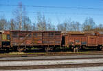 Ein ehemaliger Deutsche Reichsbahn alter zweiachsiger gedeckter G�terwagen, heute Teil der Sammlung der �GEG - �sterreichische Gesellschaft f�r Eisenbahngeschichte GmbH ist am 03. April 2025 beim Bahnhof Timelkam abgestellt und wartet auf eine Aufarbeitung. 

Am Wagen sind leider keine weiteren Angaben mehr lesen, ich vermute das es hier sich um einen Wagen der „Verbandsbauart“ der Verbandsbauartzeichnung „A2“, der Gattungsbezirke „Kassel“ oder „M�nchen“ vom Typ G 10, handelt. 

Die Technische Daten der Wagen G10 waren:
Spurweite: 1.435 mm (Normalspur)
Achsanzahl: 2
L�nge �ber Puffer: 9.300 mm
Achsstand: 4.500 mm
Eigengewicht: ca. 9.000 kg
Tragf�higkeit: ca. 17.500 kg
Ladel�nge: 7.920 mm
Ladebreite: 2.690 mm
Ladefl�che: 21,3 m�
zul. H�chstgeschwindigkeit: 65 km/h

Die �GEG - �sterreichische Gesellschaft f�r Eisenbahngeschichte ist ein �sterreichischer Verein, entstanden aus einer Gruppe von Eisenbahnfreunden, die sich um 1971 zusammengefunden hatten, um in ihrer Freizeit die letzten noch aktiven Dampflokomotiven am �BB-Standort Linz zu pflegen. Unteranderem betreibt sie den Lokpark Ampflwang (�sterreichs gr��tes Eisenbahn- und Bergbaumuseum). Hier in Timelkam hat sie ein viele historische Fahrzeuge abgestellt, leider ist eine Bahnfahrt nur an Betriebstagen der Museumsbahn von Timelkam m�glich.
