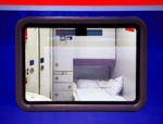   Blick vom Bahnsteig in ein Zweibettabteil im Unterstock von dem �BB Nightjet Doppelstock-Schlafwagen A-�BB 61 81 76-94 215-8 WLBmz, am 21.05.2018, eingereiht im �BB Nightjet (NJ40470 / NJ 470), im