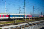 RoLa-Begleitwagen A-RCW 51 81 59-80 014-4 Bcmz der ÖKOMBI / Rail Cargo Group (teil der ÖBB) abgestellt im Zugverband mit weiteren am 04 April 2025 beim Rbf Wels. Von Wels besteht eine RoLa-Verbindung „Rollende Landstraße“ nach Maribor (Marburg an der Drau) im Nordosten Sloweniens. 