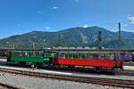 Personenwagen der Achenseebahn stehen im Bahnhof von Jenbach, w�hrend die Dampflok zur Auff�llung ihrer Vorr�te unterwegs ist.