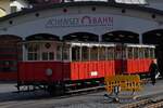 Am fr�hen Morgen werden die Personenwagen der Achenseebahn aus der Abstellung herausgeschoben.