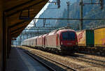 Noch sind die Stromabnehmer unten und die Loks rollen mit dem Zug stromlos weiter in den Bahnhof Brenner /Brennero ....