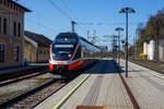 Der ÖBB 4023 011-4, ein dreiteiliger Elektrotriebzug der ÖBB Reihe 4023 vom Typ Bombardier TALENT (Talbots leichter Nahverkehrs-Triebwagen), erreicht am 04 April 2025, als R 2 / S2 von