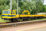 
Der ZNTK Stargard WM-15 NR 122  (99 51 9 483 022-1 PL PLK), ein Gleiskraftwagen der PKP Polskie Linie Kolejowe S.A. (Betreiber der Eisenbahninfrastruktur Polens) ist am 27.06.2017, mit dem Gleiskraftwagenanhänger PWM-15 NR-187 (99 51 9 559 064-2 PL PLK), beim Bahnhof Rzepin / Polen (deutsch Reppen) abgestellt. 

Der WM-15A hat eine nach zwei Seiten kippbare Ladeplattform in der Abmessung 6.100 mm x 2.600 mm, mit  8 m³ Fassungsvermögen bzw. für 15 t Nutzlast. Er ist mit einem hydraulischen Kran mit einer Tragkraft von bis zu 1,5 t ausgestattet. 
Von den Fahrzeugen wurden zwischen 1977 bis 1998 von ZNTK Stargard (Zakłady Naprawcze Taboru Kolejowego in Stargard in Pommern) 555 Fahrzeuge gebaut. 

TECHNISCHE DATEN WM-15: 
Spurweite: 1.435 mm 
Anzahl der Achsen: 2 
Länge über Puffer: 12.450 mm
Breite: 2. 800 mm
Höhe: 3.360 mm
Achsabstand: 5.850 mm
Raddurchmesser (neu):  920 mm
Dienstgewicht : 20 t
Motor: WSK Mielec 6-Zylinder-Dieselmotor vom Typ SW680 / 123
Nennleistung: 147 kW (200 PS)
Höchstgeschwindigkeit:  80 km/h
Bremsanlage: Oerlikon

TECHNISCHE DATEN des Wagen PWM-15
Spurweite: 1.435 mm 
Anzahl der Achsen: 2 
Länge über Puffer: 11.950 mm
Achsabstand: 6.380 mm
Höchstgeschwindigkeit:  70 km/h
Nutzlast : 15 t
